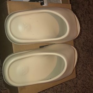 Size 6 yeezy slides